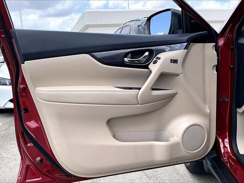 Used 2019 Nissan Rogue SV w/ Premium Package FWD image 20