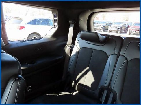 Used 2022 Jeep Grand Cherokee L Laredo image 11