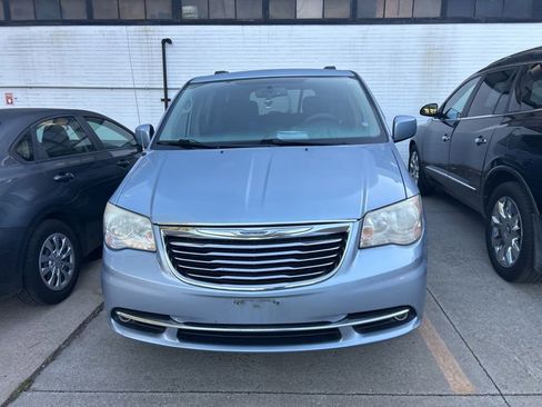 Used 2013 Chrysler Town & Country Touring FWD image 3