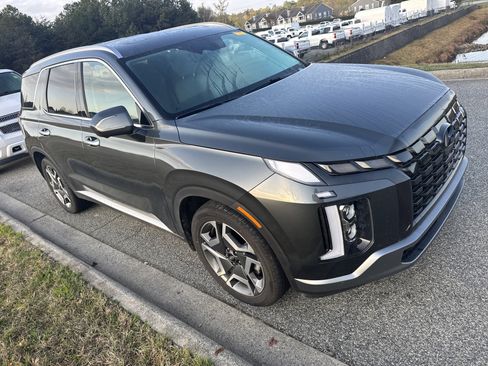 Used 2023 Hyundai Palisade SEL w/ Premium Package image 2