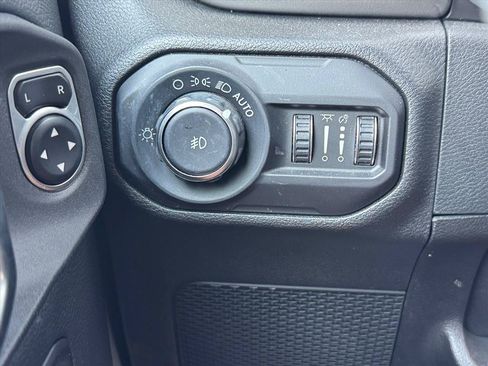 Used 2018 Jeep Wrangler Unlimited Sahara AWD/4WD image 22
