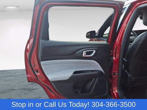 Used 2024 Jeep Compass Latitude AWD/4WD image 11