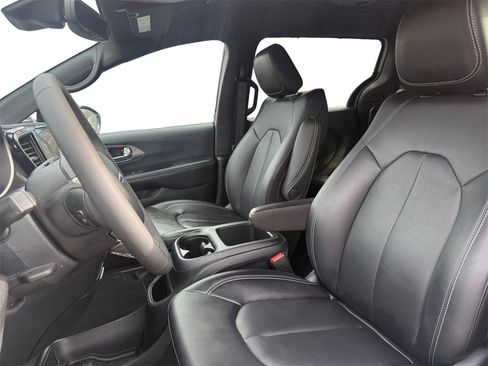 Used 2025 Chrysler Pacifica Select image 9