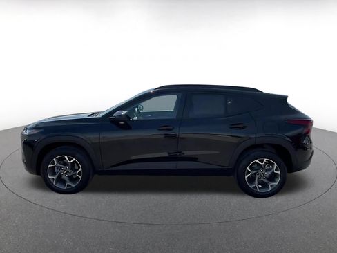Used 2025 Chevrolet Trax LT FWD image 9