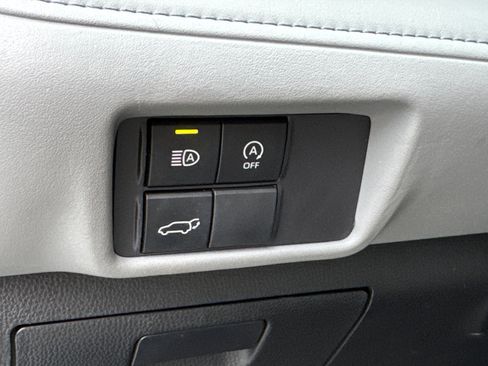 Certified 2023 Toyota Highlander L image 29