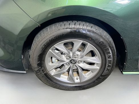 Used 2024 Toyota Sienna XLE FWD image 13