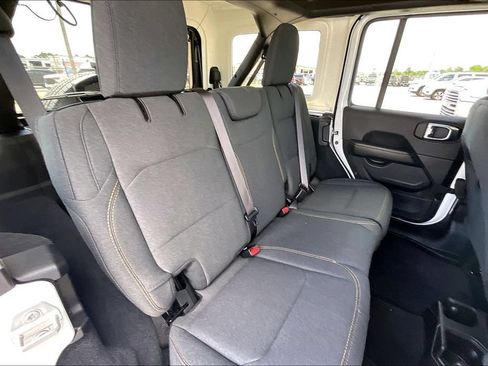 Used 2025 Jeep Wrangler Unlimited Sahara AWD/4WD image 21
