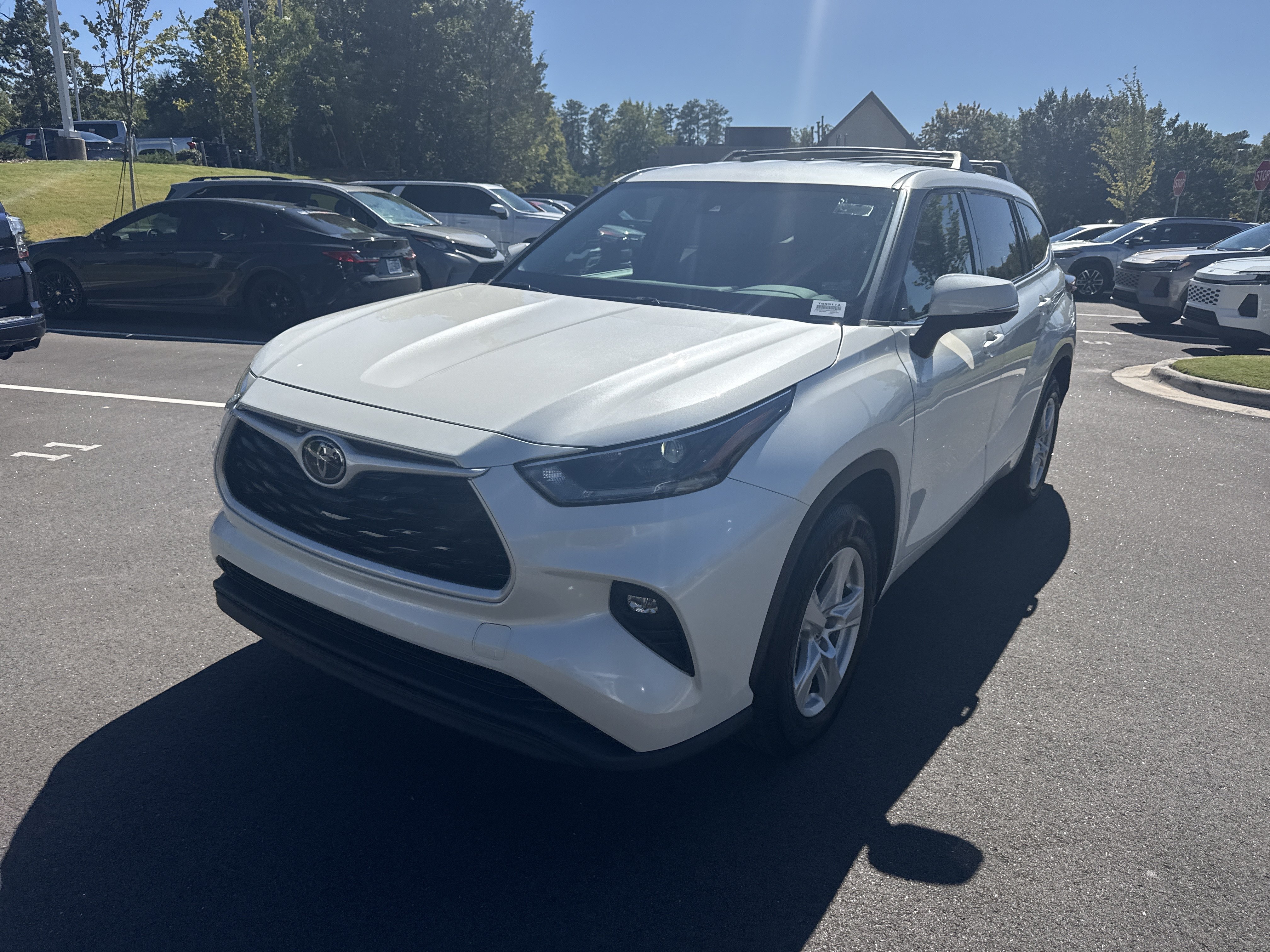Used 2021 Toyota Highlander LE FWD image 9