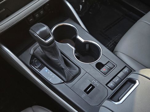 Used 2020 Toyota Highlander XLE image 23