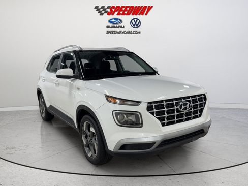 Used 2025 Hyundai Venue SEL FWD image 2