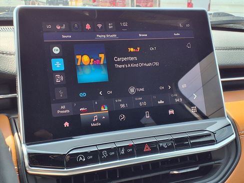 Used 2024 Jeep Compass Limited image 4