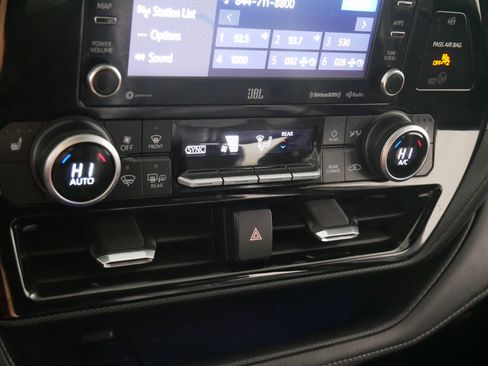 Used 2021 Toyota Highlander XSE image 23