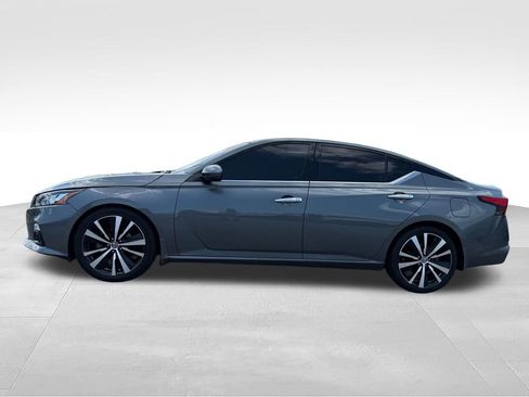 Used 2020 Nissan Altima 2.5 Platinum FWD image 2