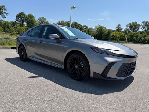 Used 2025 Toyota Camry SE FWD image 7