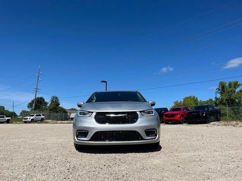 Used 2023 Chrysler Pacifica Touring-L FWD image 3
