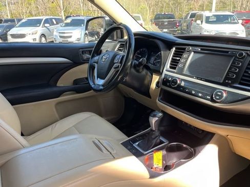 Used 2017 Toyota Highlander XLE FWD image 21
