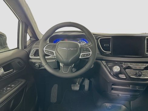 New 2026 Chrysler Pacifica Select FWD image 15