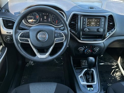 Used 2018 Jeep Cherokee Latitude FWD image 15