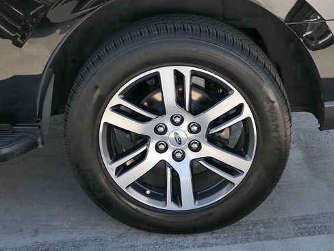 Used 2024 Ford Expedition Limited RWD image 9