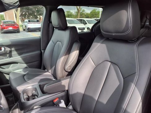 New 2026 Chrysler Voyager LX image 9