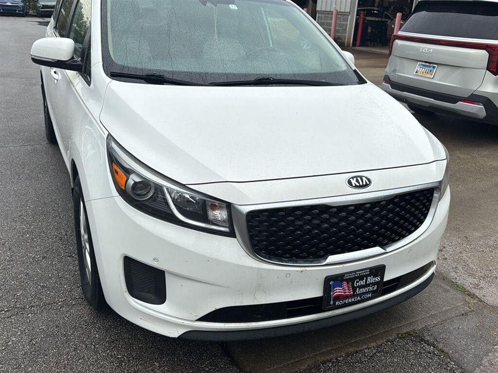 Used 2017 Kia Sedona LX w/ LX Essentials Premium Package FWD image 4