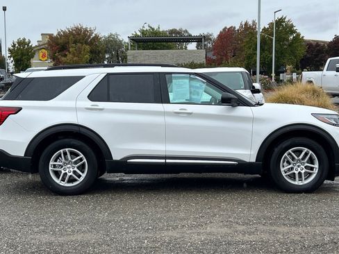 Used 2025 Ford Explorer Active image 3