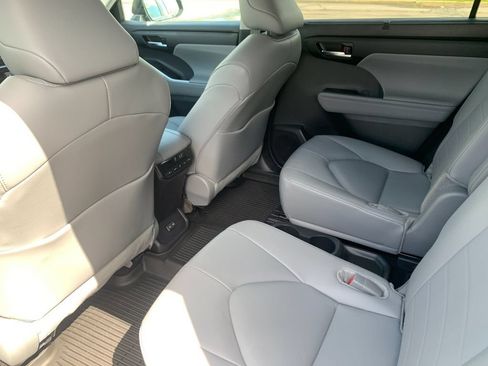 Used 2024 Toyota Highlander XLE AWD/4WD image 14