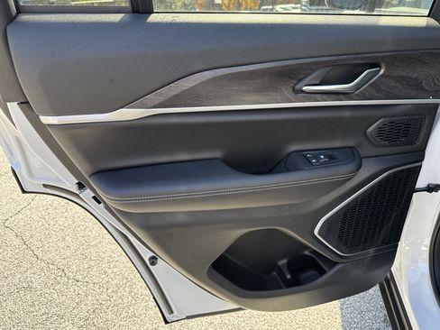 New 2025 Jeep Grand Cherokee Limited w/ Black Appearance Package image 26