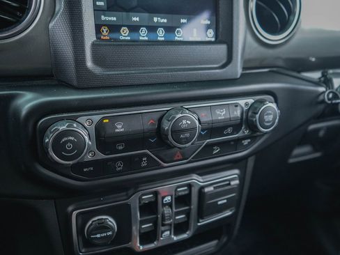 Used 2020 Jeep Wrangler Unlimited Sahara image 13