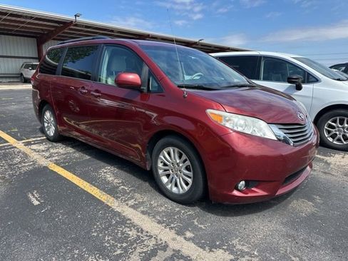 Used 2014 Toyota Sienna XLE w/ Entertainment Package FWD image 6