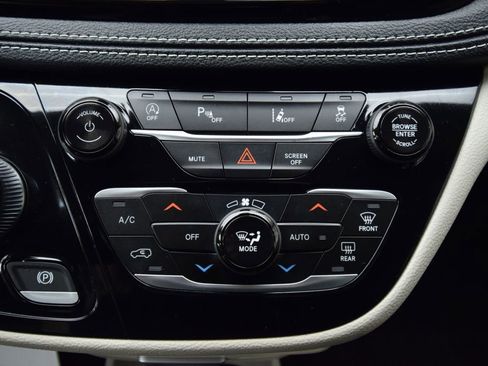 Used 2023 Chrysler Pacifica Touring-L image 34