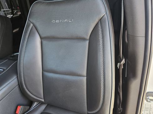 Used 2021 GMC Yukon XL Denali w/ Denali Premium Package AWD/4WD image 16