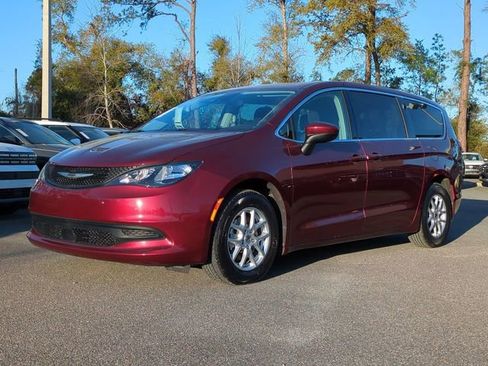 Used 2023 Chrysler Voyager LX image 2