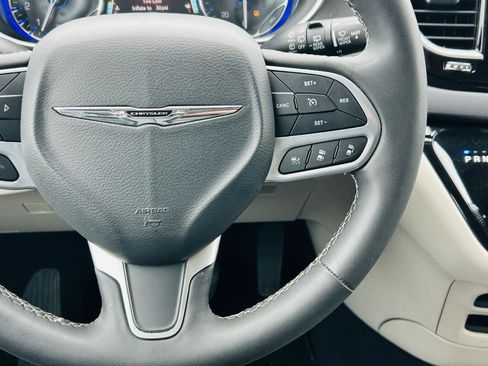Used 2023 Chrysler Pacifica Touring-L FWD image 18