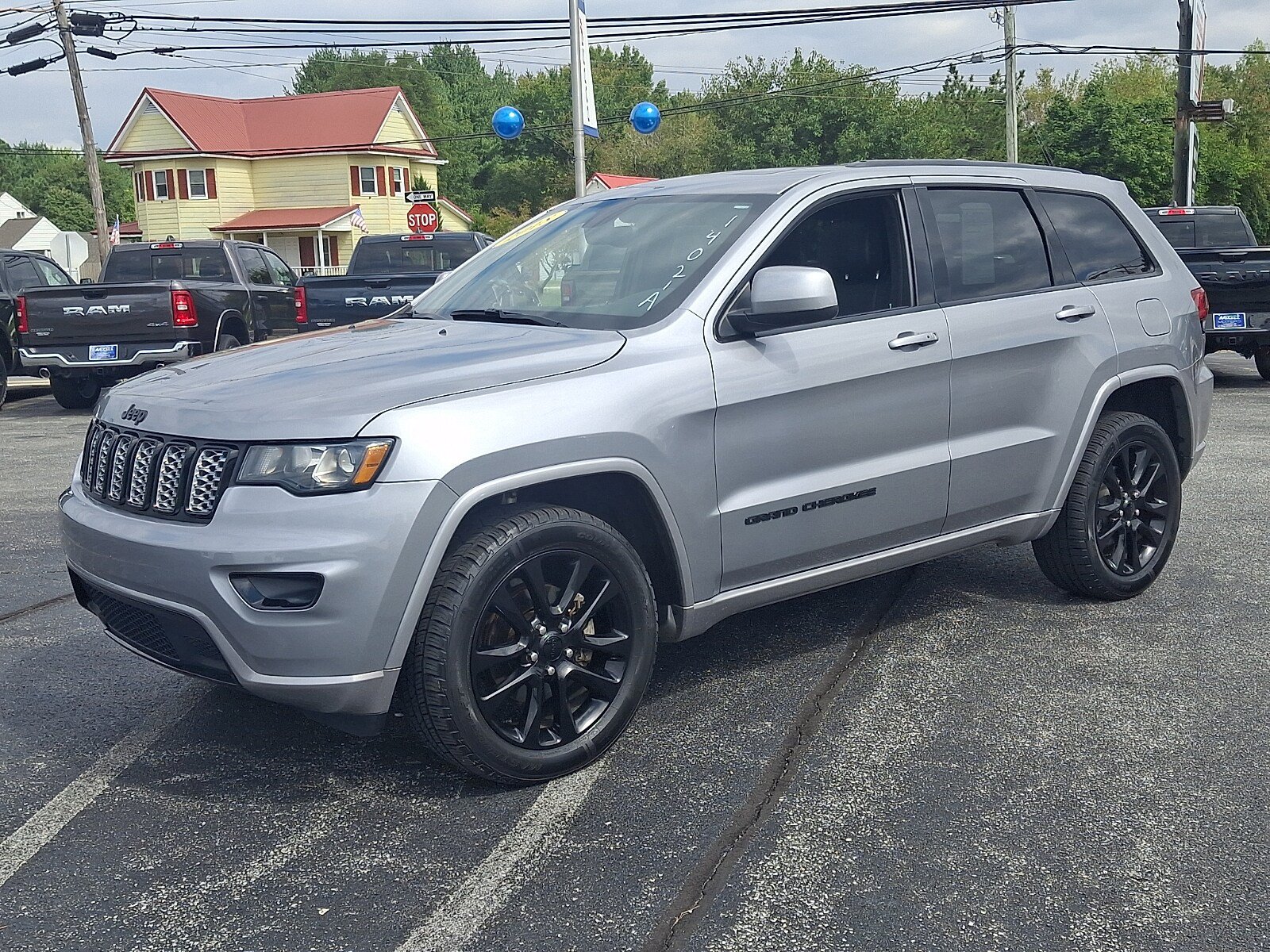 Used 2018 Jeep Grand Cherokee Altitude AWD/4WD image 3