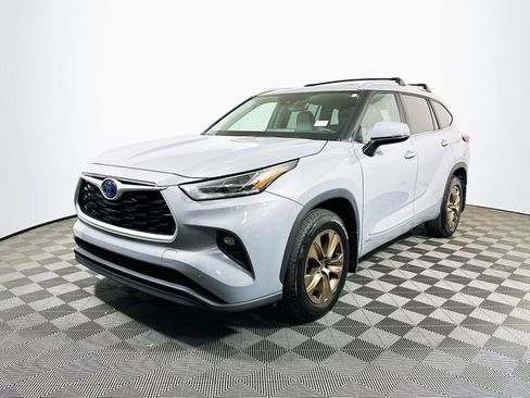 Certified 2023 Toyota Highlander Bronze Edition image 4