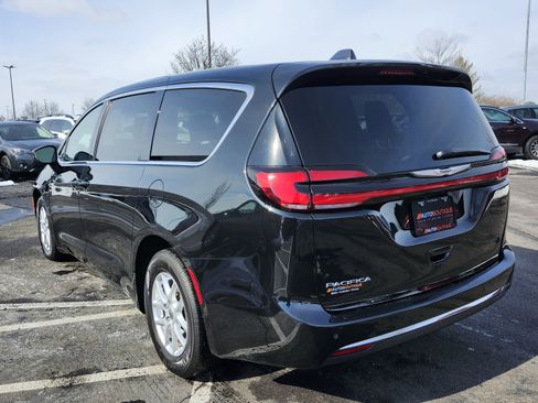 Used 2023 Chrysler Pacifica Touring-L image 15