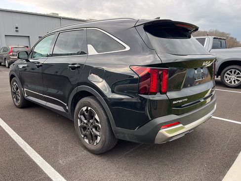 Used 2024 Kia Sorento S image 3