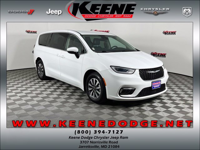 Used 2023 Chrysler Pacifica Touring-L FWD image 1
