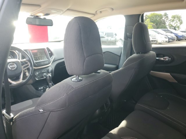 Used 2017 Jeep Cherokee Latitude w/ Cold Weather Group AWD/4WD image 10