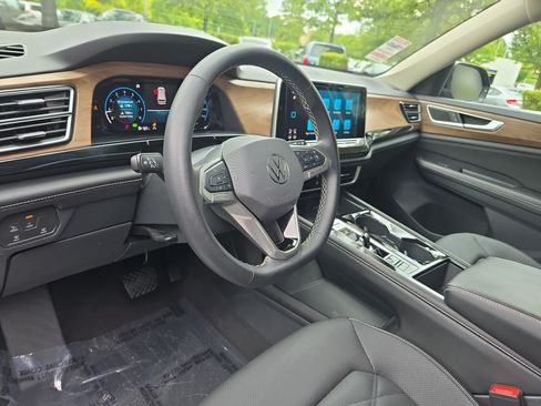 Certified 2024 Volkswagen Atlas SE FWD image 17