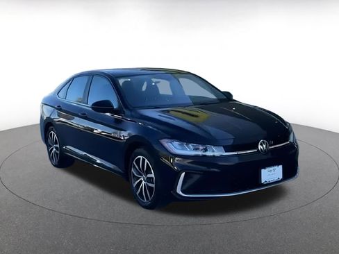 Used 2025 Volkswagen Jetta SE image 2