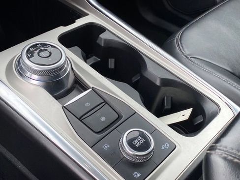 Used 2022 Ford Explorer XLT image 12