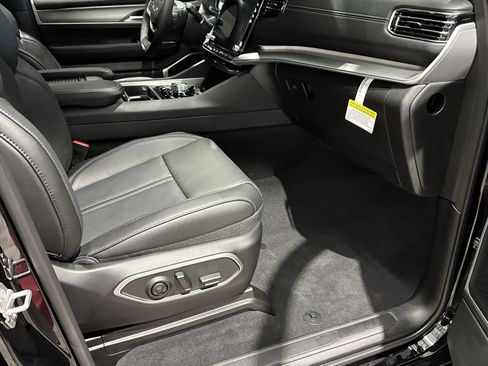 New 2025 Jeep Wagoneer w/ Convenience Group I image 17