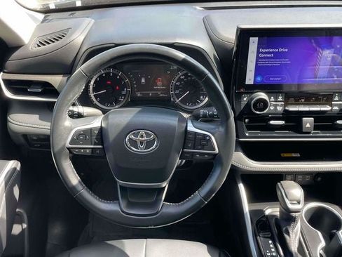 Used 2023 Toyota Highlander XLE AWD/4WD image 16