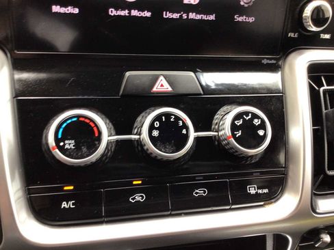 Used 2023 Kia Sorento LX FWD image 19
