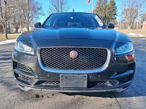 Used 2019 Jaguar F-PACE image 2