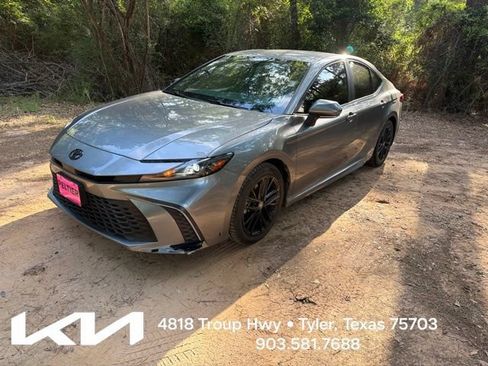 Used 2025 Toyota Camry SE FWD image 3