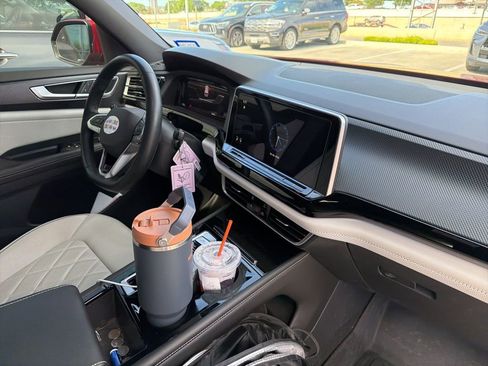 Used 2024 Volkswagen Atlas Cross Sport SEL Premium R-Line image 4