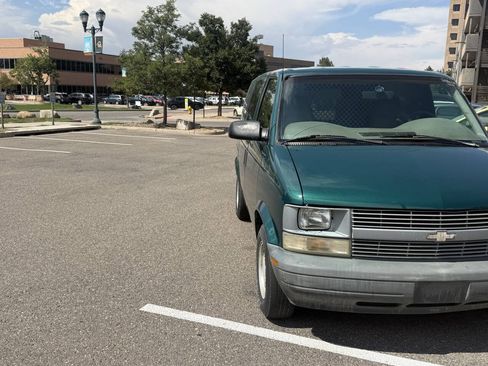 Used 2000 Chevrolet Astro AWD w/ Convenience Group image 4